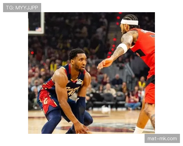 米切尔利用挡拆拉开空间 提升关键时刻得分效率